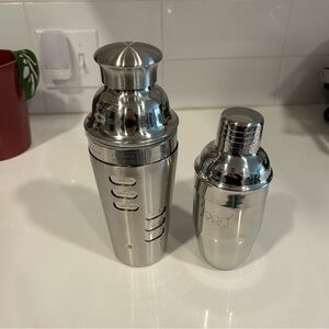 Set of two cocktail shakers